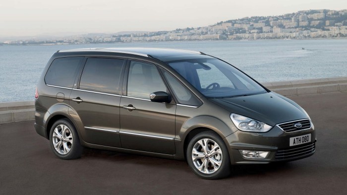 Does ford galaxy have sliding doors