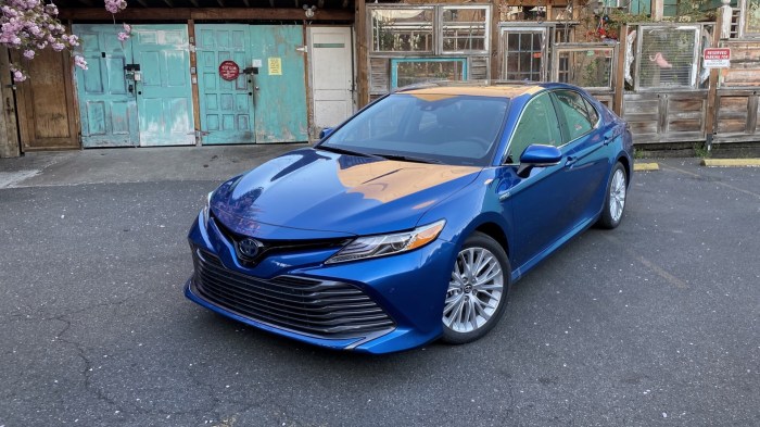 Does toyota camry hybrid have awd
