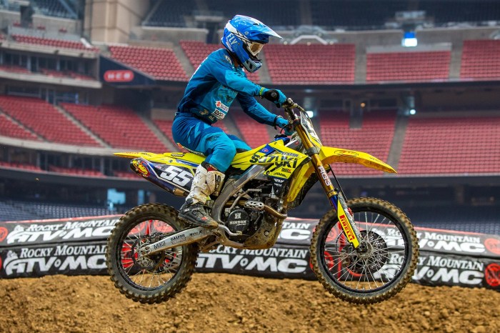 Does suzuki have a factory supercross team