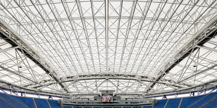 Does ford field have a retractable roof