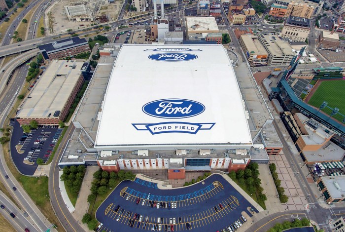 Does ford field have a roof