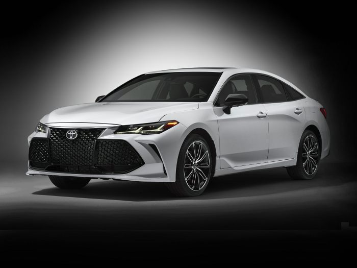 Does toyota avalon have all wheel drive