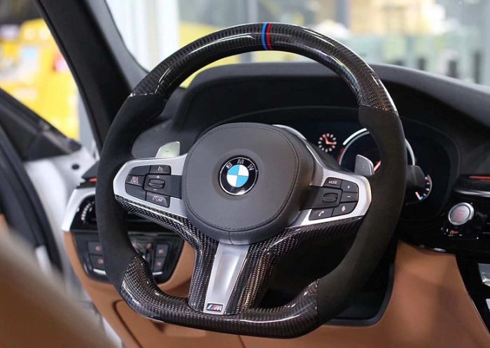 What bmw has a g on the steering wheel