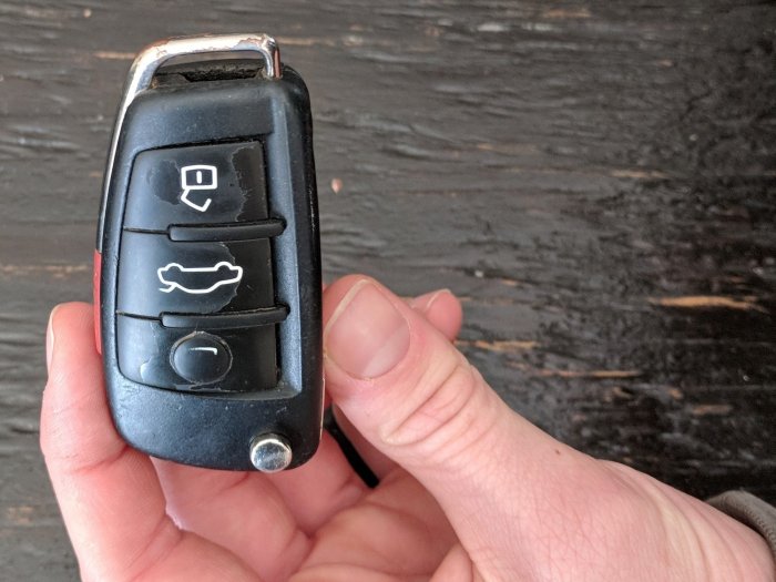 How to change an audi car key battery