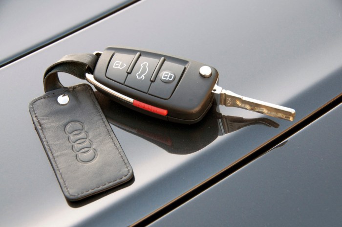 Will audi lock with keys in car